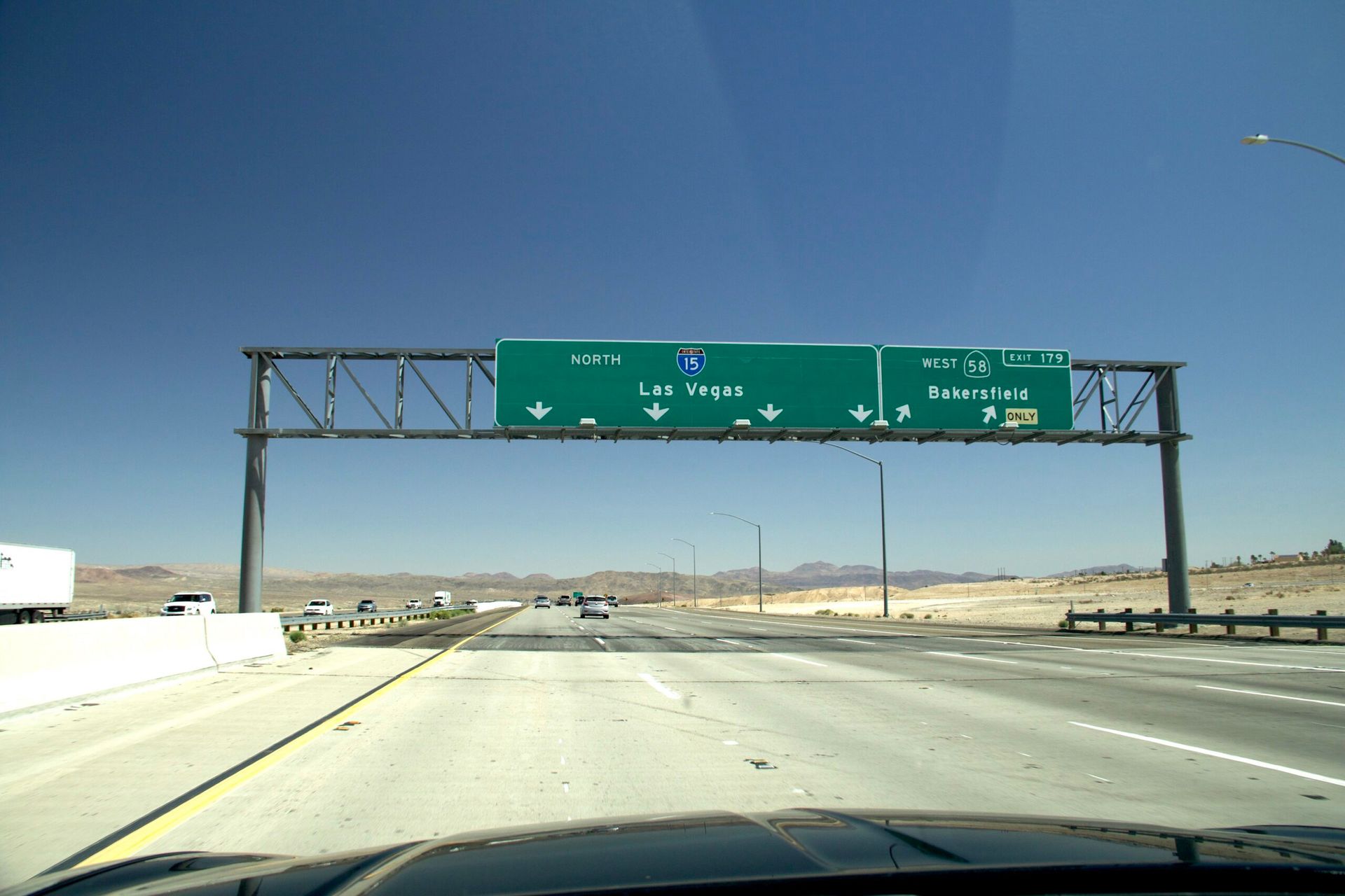 Autostrada i-15 w las vegas z zielonym znakiem kierunku na las vegas i bakersfield