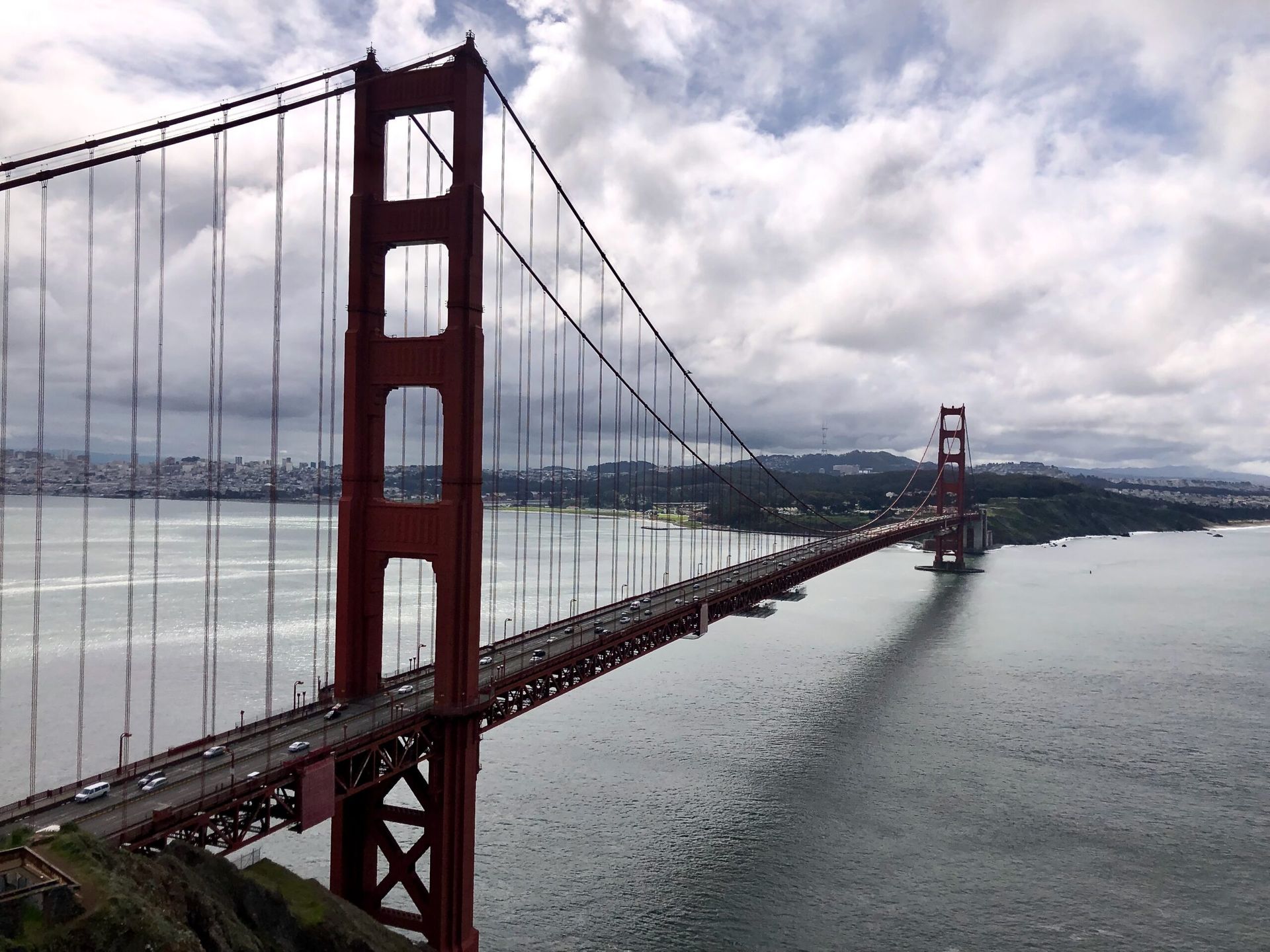 Most golden gate bridge w san francisco nad wodą pod pochmurnym niebem