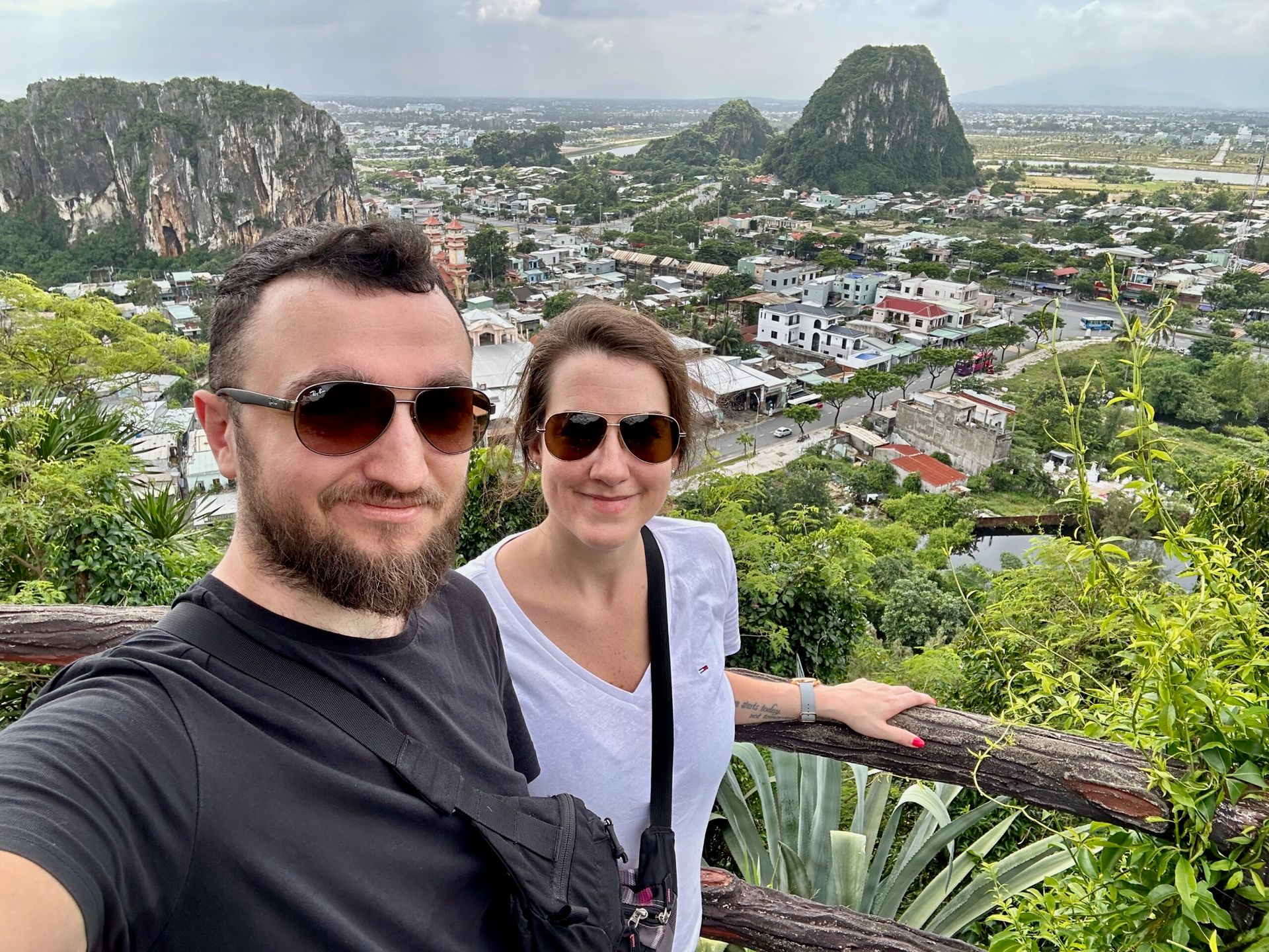 Para zakochanych na punkcie widokowym w da nang z panoramą wapiennych wzgórz i miasta