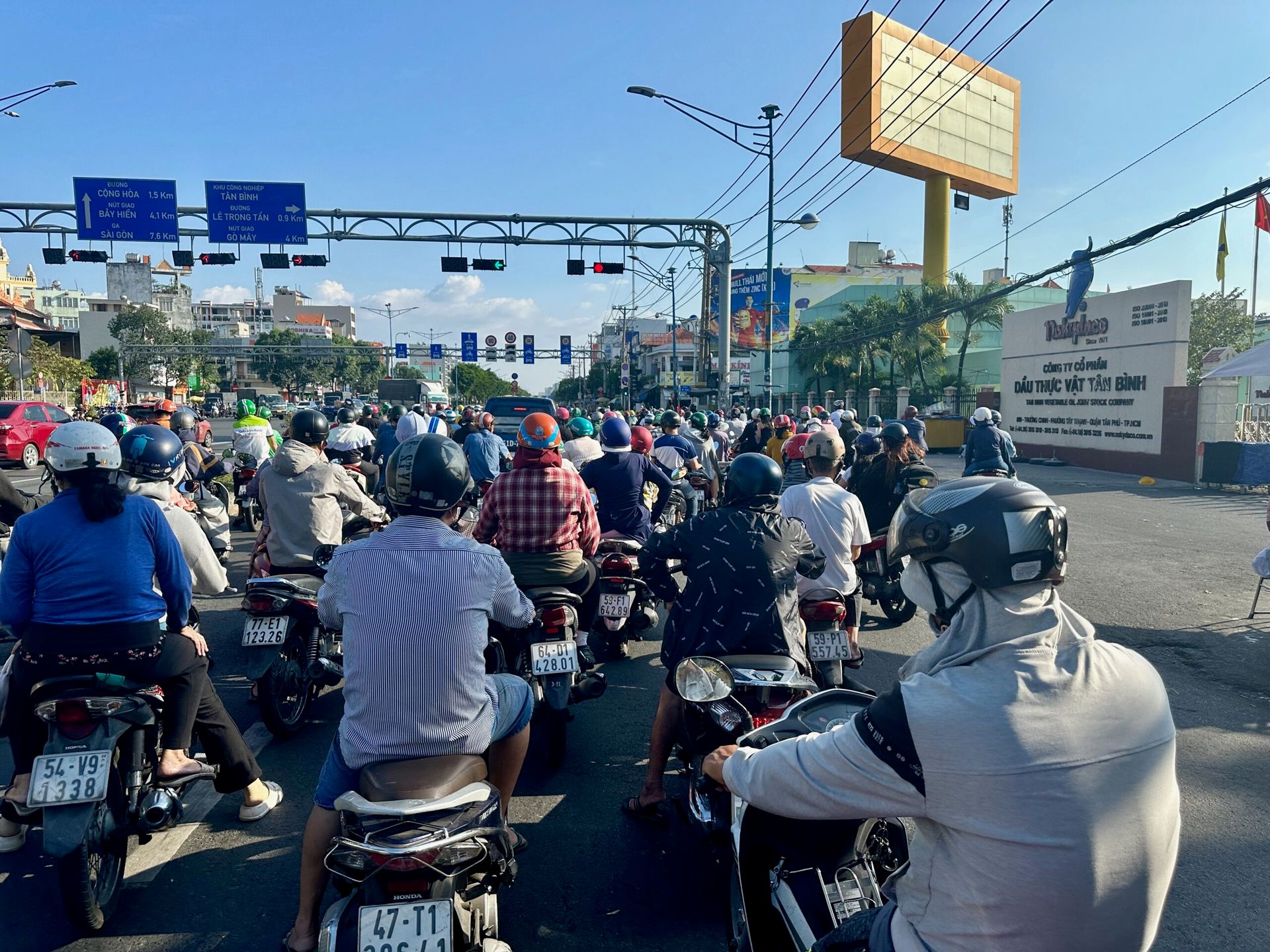 Motocykle czekają na zielone światło na ruchliwym skrzyżowaniu w ho chi minh city, wietnamie