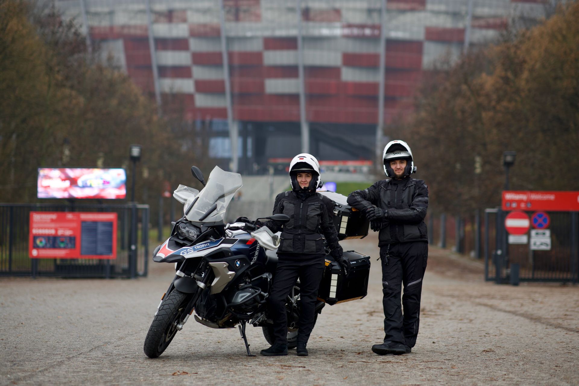 Jadwiga i filip przy motocyklu przed stadionem narodowym w warszawie