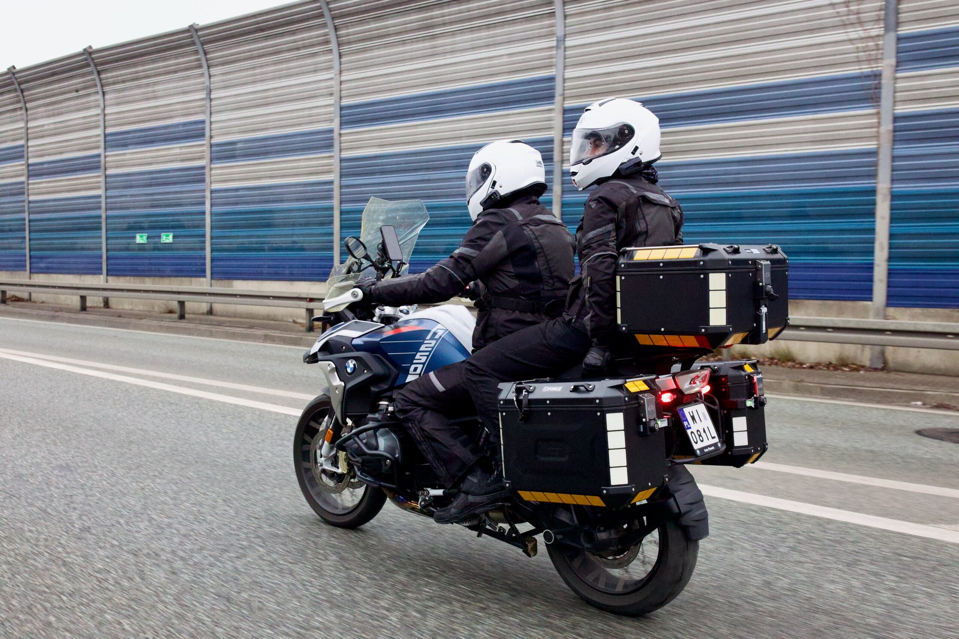 Jadzia i filip jadą motocyklem bmw z kuframi po trasie w warszawie.