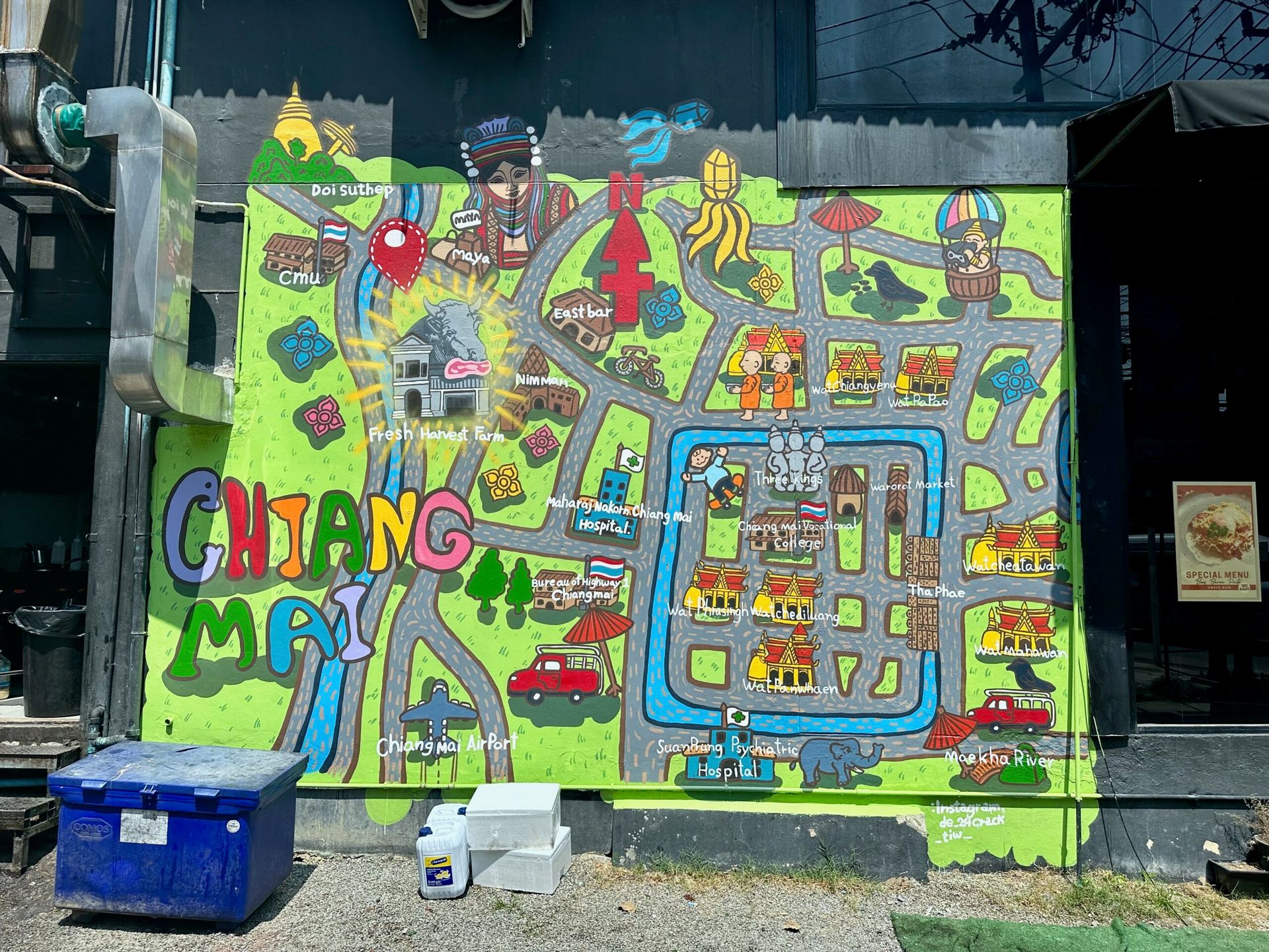 Mural z mapą chiang mai w tajlandii i kolorowym napisem chiang mai