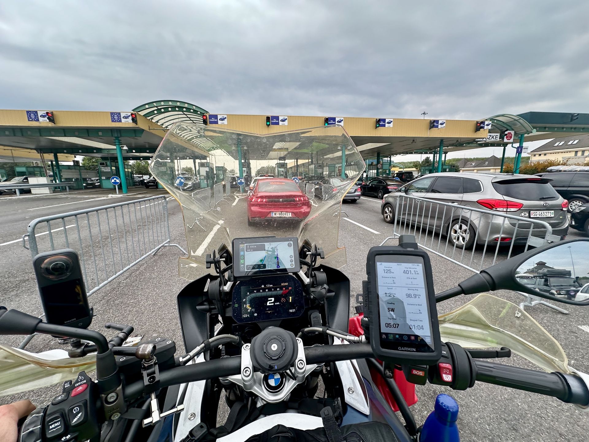 Przejazd motocyklem przez punkt graniczny serbia border podczas wyprawy desert horizons