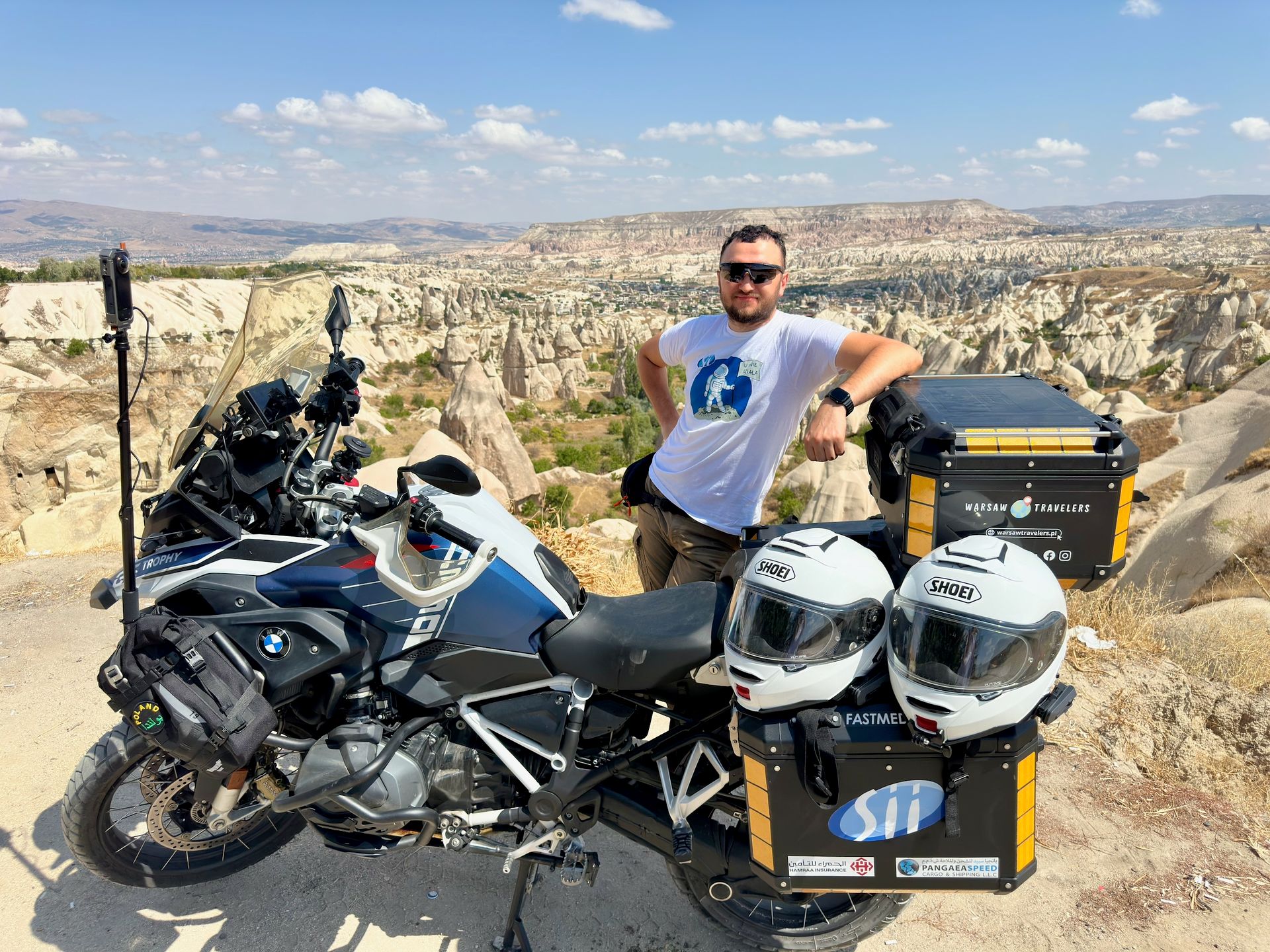 Filip przy motocyklu w kapadocji, z widokiem na skaliste doliny.