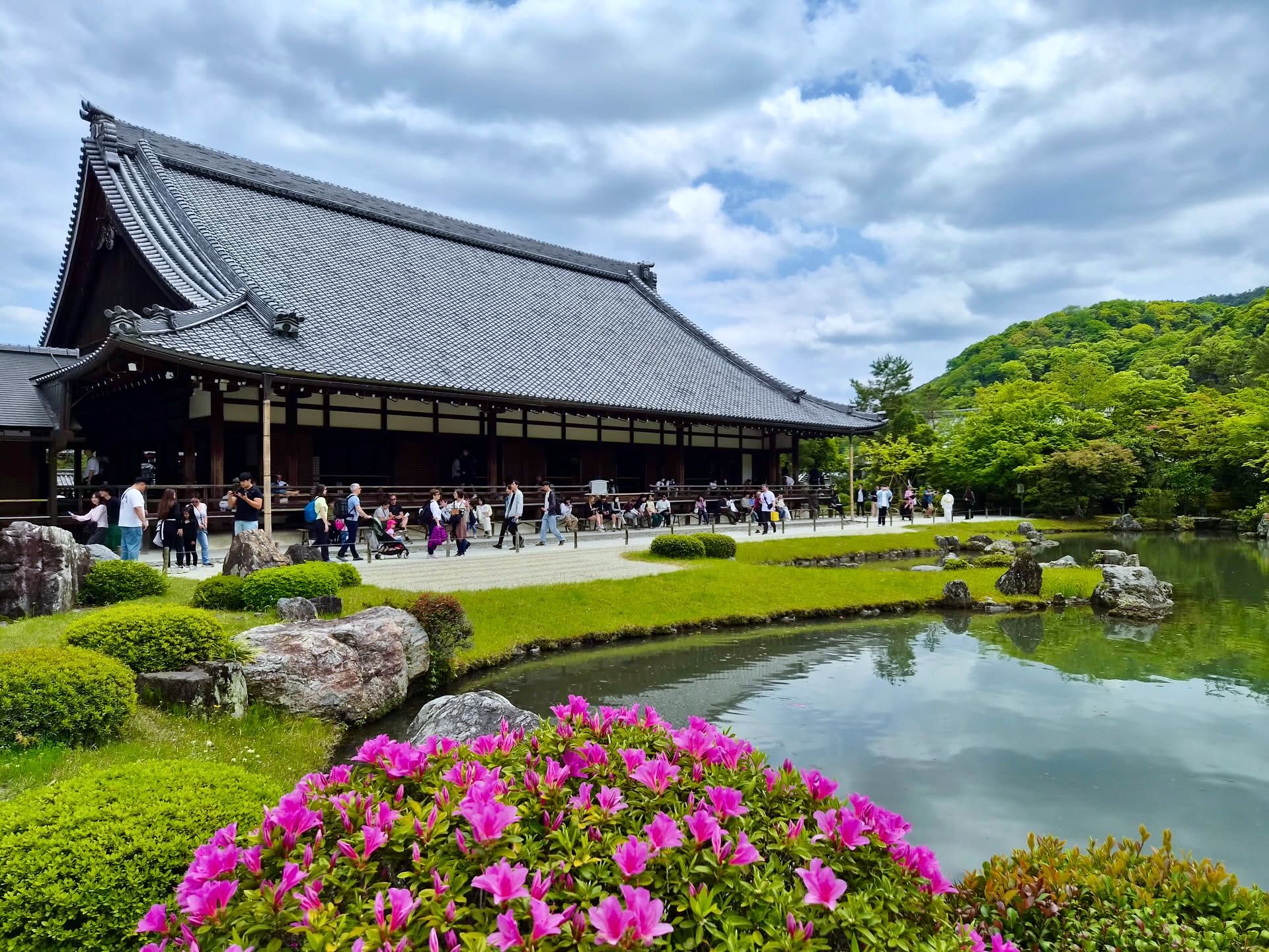 Tenryu-ji w kioto z ogrodem, stawem i zwiedzającymi przy świątynnym pawilonie