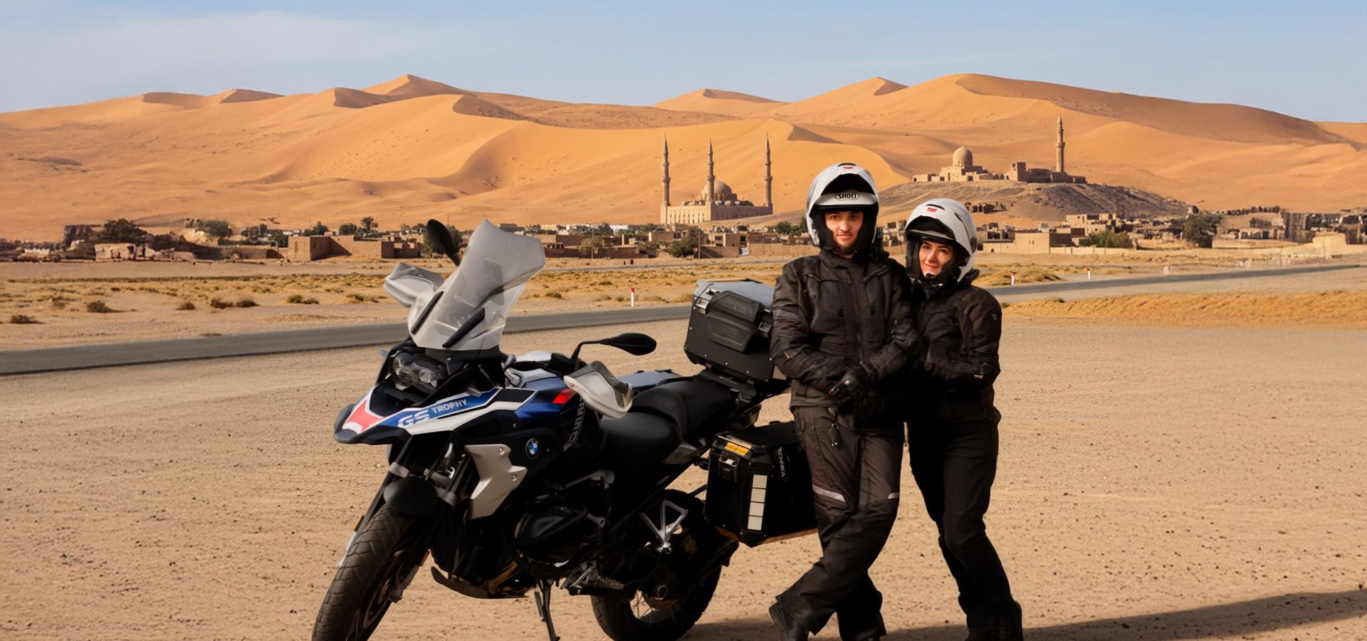 Para podróżników obok motocykla na tle pustynnych wydm i meczetu w middle east