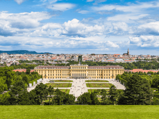 Pałac schönbrunn w wiedniu z ogrodami i panoramą miasta w tle