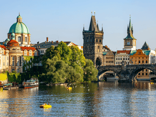 Most karola w pradze nad wełtawą, z wieżami i zabytkowymi kamienicami w tle
