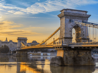 Most łańcuchowy w budapeszcie o zachodzie słońca nad dunajem