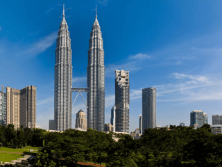Wieże petronas nad parkiem w kuala lumpur, malezja