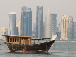 Tradycyjna łódź dhow na wodzie na tle wieżowców doha w katarze