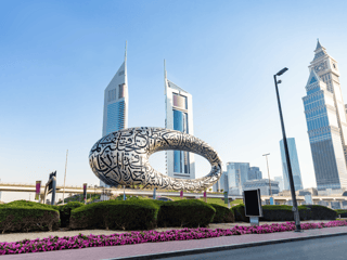 Muzeum przyszłości w dubaju z wieżowcami na tle nieba
