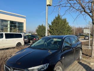 Czarny opel zaparkowany przy oznaczeniach d5 i d6 przed budynkiem w bahrain.