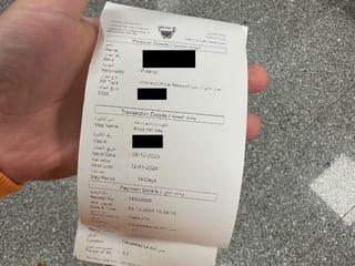 Wiza bahrainu na wydrukowanym dokumencie trzymanym w dłoni