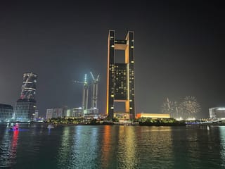 Bahrain nocą podczas sylwestrowych fajerwerków nad panoramą miasta i wodą
