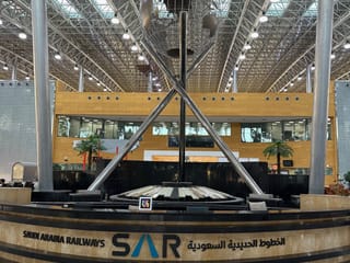 Hol dworca saudi arabia railways z dużą metalową kulą pod szklanym dachem