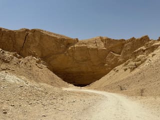 Heet cave w rijadzie w arabii saudyjskiej, skaliste wejście w pustynnym krajobrazie