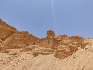 Heet cave rock formations in riyadh, saudi arabia under a clear blue sky