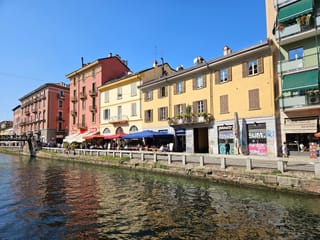 Canale naviglio grande w mediolanie z kolorowymi kamienicami i ogródkami nad wodą