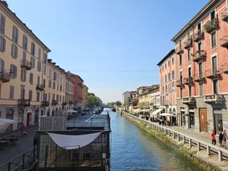 Milano naviglio grande z kanałem i kolorowymi kamienicami nad wodą