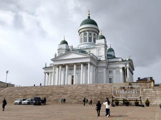 Katedra w helsinkach na placu senaatintori z napisem helsinki na pierwszym planie