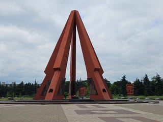 Kompleks memorialny eternity w kiszyniowie z pomnikiem i wiecznym płomieniem.