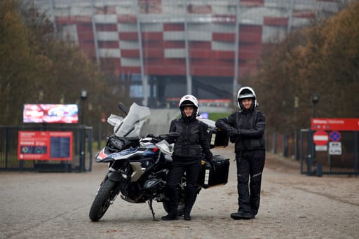 Jadwiga i filip przy motocyklu przed stadionem narodowym w warszawie