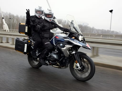 Jadzia i filip jadą motocyklem bmw gs na drodze.