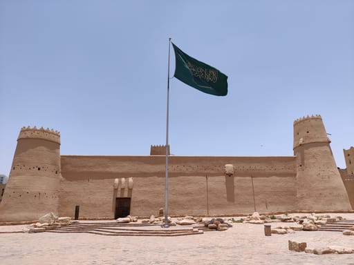 Fortece al masmak museum w rijadzie z flagą arabii saudyjskiej na maszcie