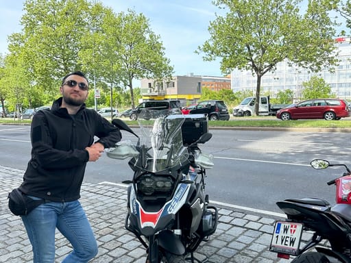 Mężczyzna opiera się o motocykl bmw w wiedniu.
