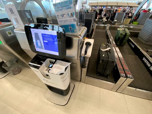 Uszkodzona walizka przy stanowisku odprawy bagażu na lotnisku w tajlandii