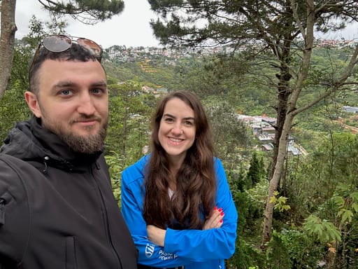 Filip i jadzia w da lat, na tle zielonych wzgórz i zabudowy w wietnamie
