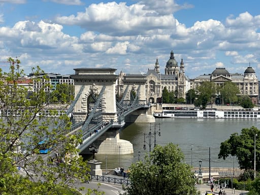 Most łańcuchowy w budapeszcie nad dunajem, z panoramą zabytkowych budynków w tle