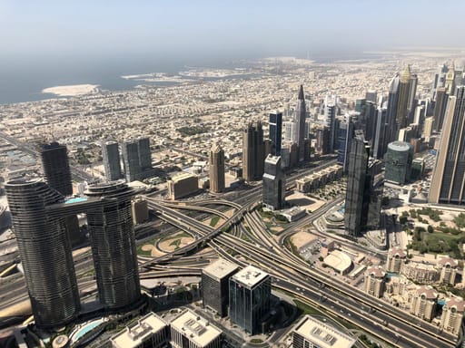 Panorama dubaju z wieżowcami, autostradami i wybrzeżem zatoki perskiej