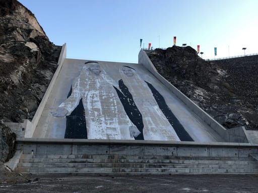 Hatta dam w zea z muralem na betonowym zboczu i skalnymi zboczami po bokach