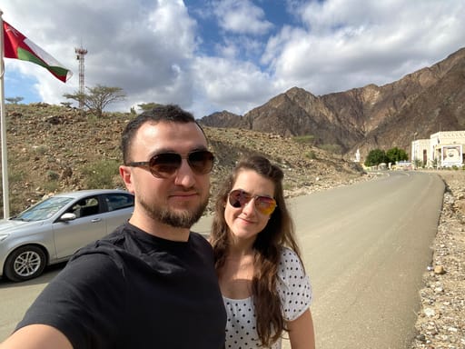Para zakochanych na drodze w nahwa, w górach zjednoczonych emiratów arabskich