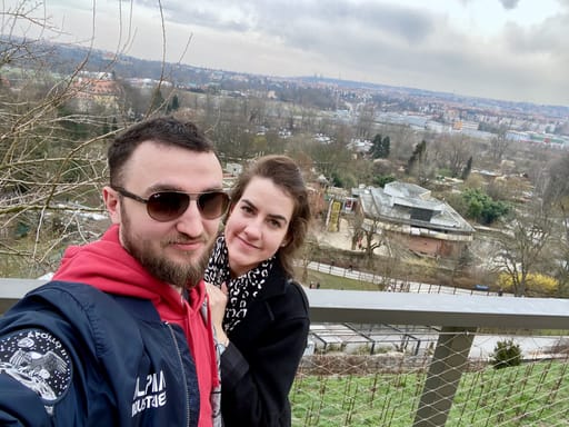 Para zakochanych na tarasie widokowym w pradze, z panoramą miasta w tle