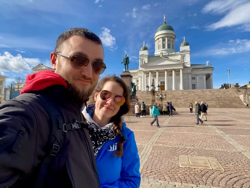 Para zakochanych przed katedrą helsińską na placu senackim w helsinkach
