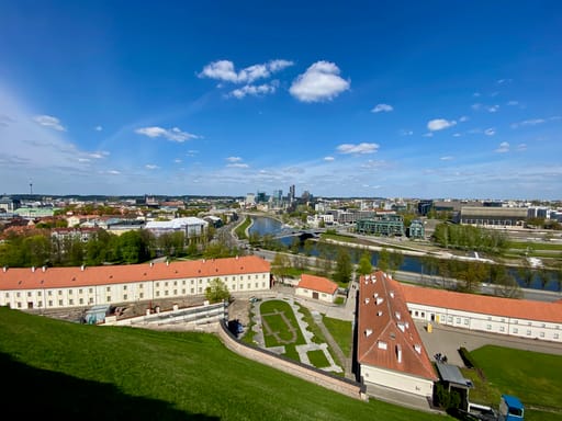 Panorama wilna z rzeką, nowoczesnymi budynkami i ceglanymi dachami w centrum miasta