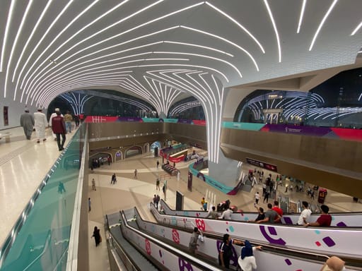 Doha metro w katarze z nowoczesnym wnętrzem i ruchomymi schodami pełnymi pasażerów