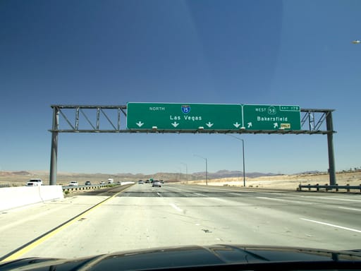 Autostrada i-15 w las vegas z zielonym znakiem kierunku na las vegas i bakersfield
