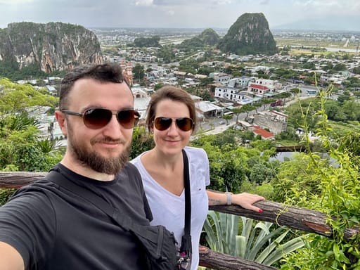 Para zakochanych na punkcie widokowym w da nang z panoramą wapiennych wzgórz i miasta