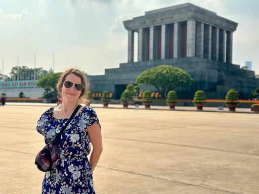Kobieta w okularach przeciwsłonecznych na placu przed mauzoleum hồ chí minha w hanoi