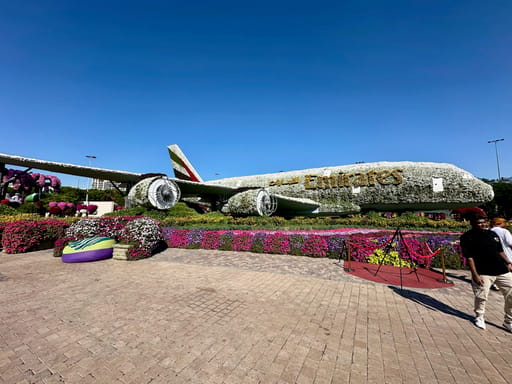 Kwiatowa instalacja samolotu emirates w dubaju