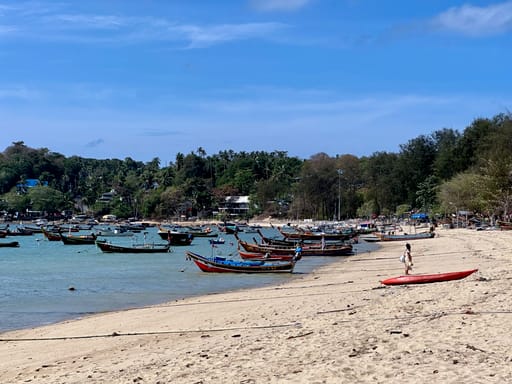 Plaża na phuket w tajlandii z łodziami rybackimi przy brzegu