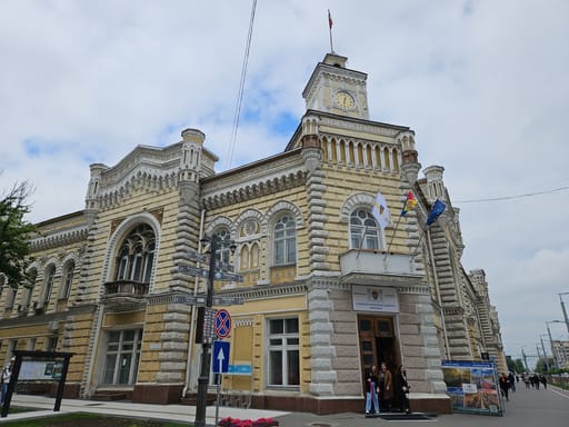 Ratusz w kiszyniowie z wieżą zegarową i flagami
