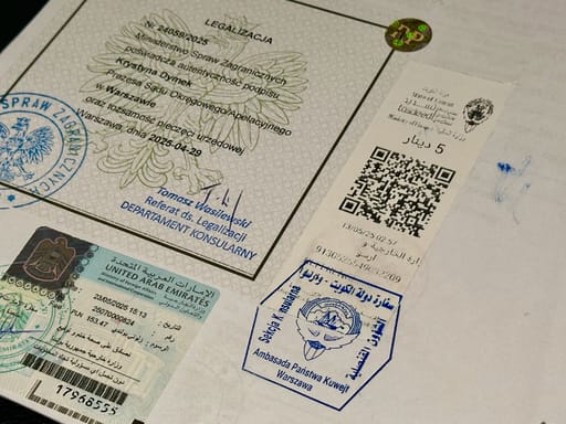 Dokumenty legalizacyjne z pieczęciami i kodem qr w warszawie, związane z kuwejtem i zea