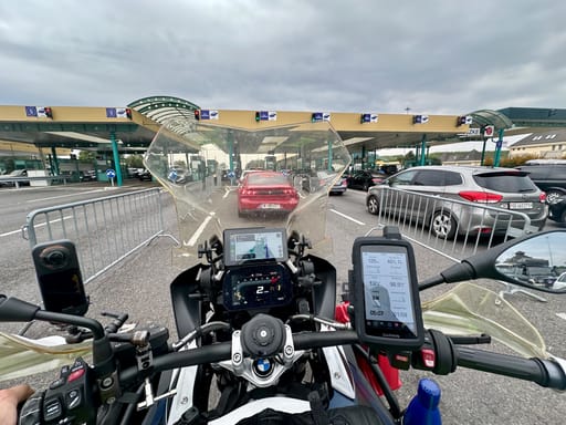 Przejazd motocyklem przez punkt graniczny serbia border podczas wyprawy desert horizons