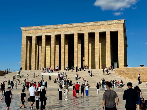 Anıtkabir w ankarze z odwiedzającymi na szerokich schodach.